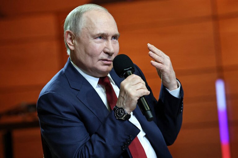 Without waiting for Trump, E.U. and Britain impose new sanctions on Russia over Ukraine